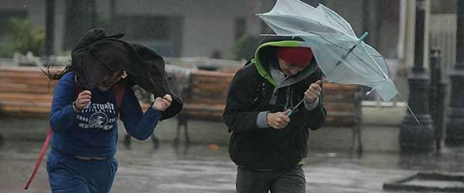 Sistema frontal golpea a Puerto Montt: cortes de luz y emergencias en las primeras horas del temporal