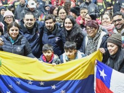 Bomberos de Puerto Montt regresan tras misión en Venezuela: trabajaron hasta 18 horas buscando sobrevivientes