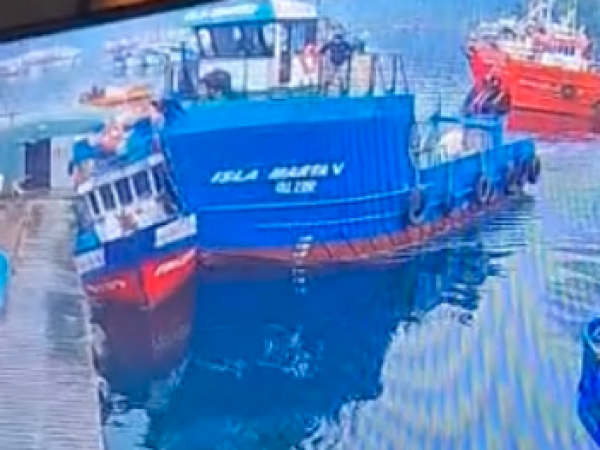 ¿Qué pasó? Embarcación protagoniza fallida maniobra e impacta dos botes en caleta Anahuac en Puerto Montt | Mira el video