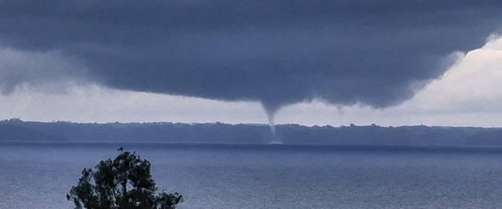 Tromba lacustre fue registrada en el lago Llanquihue: testigo captó el fenómeno desde Playa Centinela