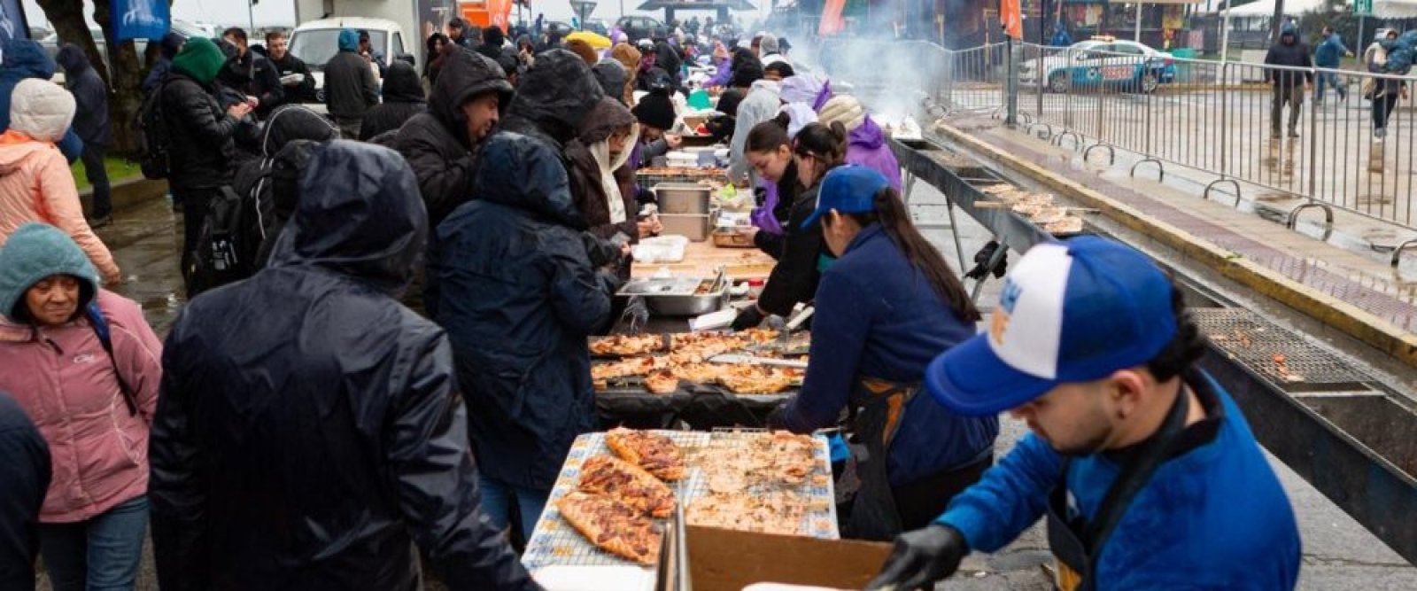 Multitud desafió la lluvia para disfrutar del cancato más grande del mundo y cerrar la Semana del Salmón en Puerto Montt