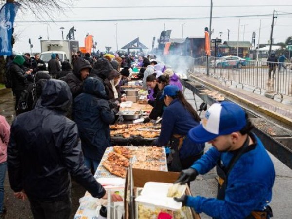 Multitud desafió la lluvia para disfrutar del cancato más grande del mundo y cerrar la Semana del Salmón en Puerto Montt