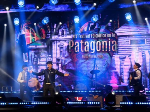 Grupo de Puerto Montt conquista el Ñandú en el Festival Folclórico en la Patagonia con homenaje a la mitología chilota
