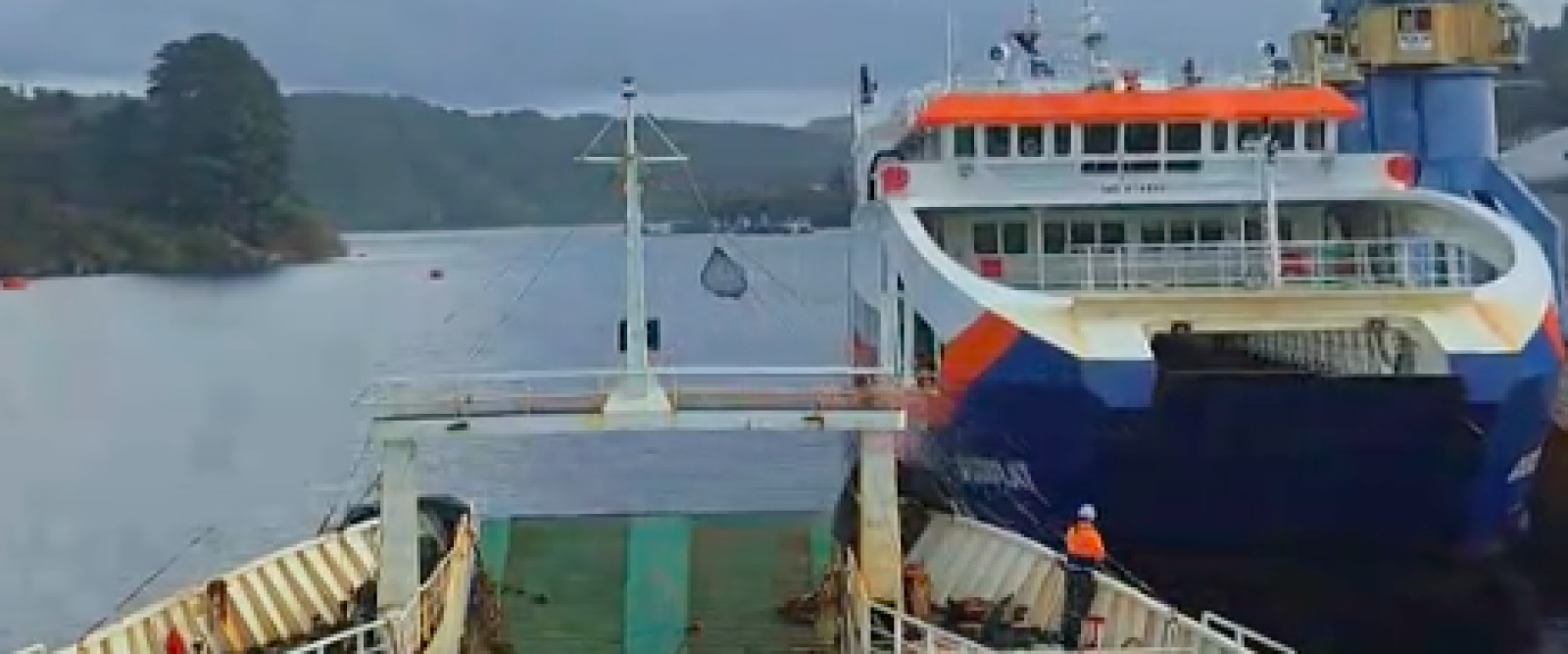 Desde el puente de mando: capitana comparte la precisa maniobra de zarpe de una barcaza en Puerto Montt