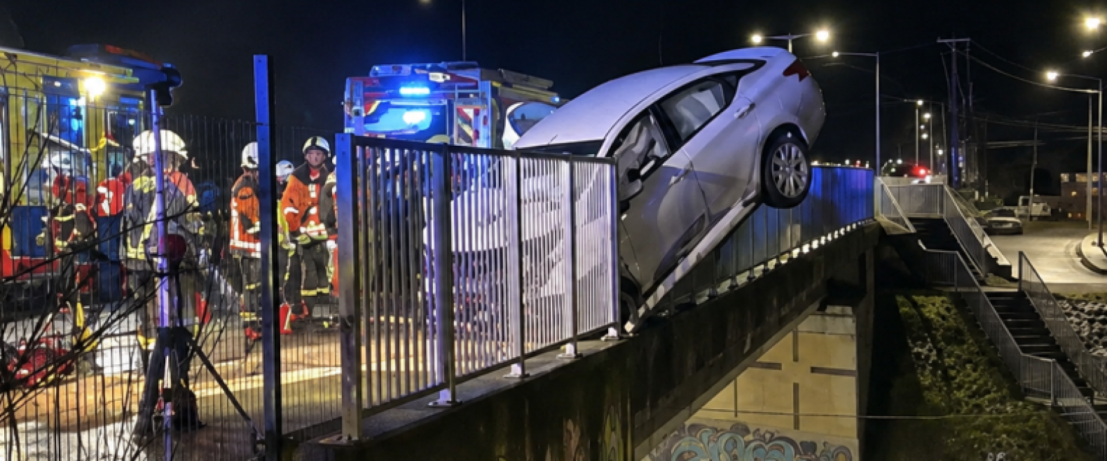 Fatal accidente en Puerto Montt: vehículo quedó al borde de caer desde paso sobre nivel y conductor murió