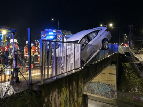 Fatal accidente en Puerto Montt: vehículo quedó al borde de caer desde paso sobre nivel y conductor murió