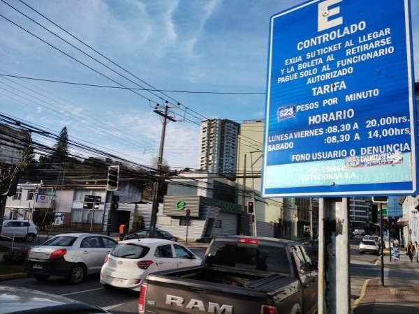 ¿Más estacionamientos en el centro? Comercio de Puerto Montt asegura que experiencia en Antonio Varas aumentó las ventas