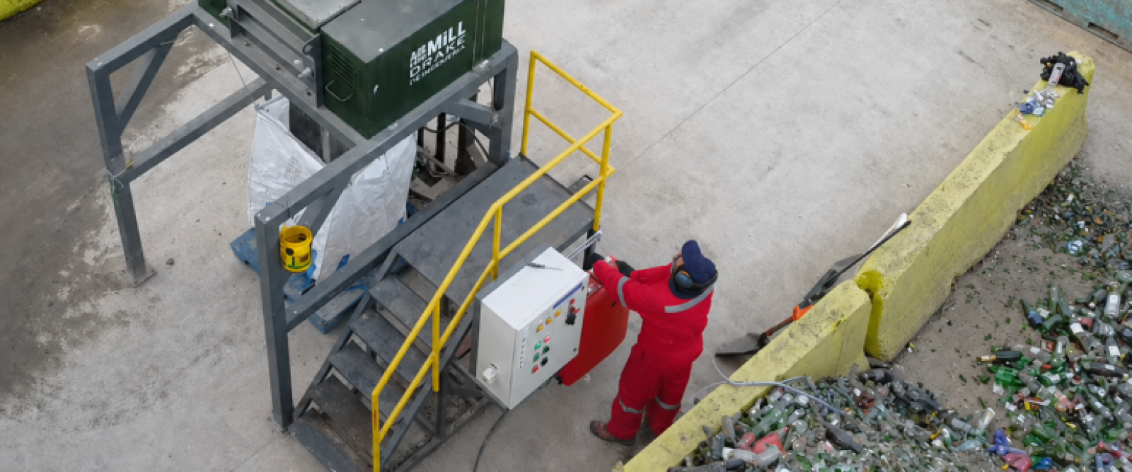 Innovación desde Los Lagos: máquina chilena tritura vidrio y reduce a la mitad los viajes de camiones para su reciclaje