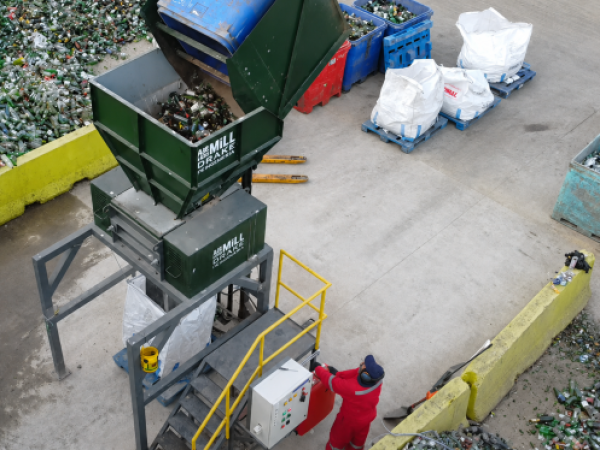 Innovación desde Los Lagos: máquina chilena tritura vidrio y reduce a la mitad los viajes de camiones para su reciclaje