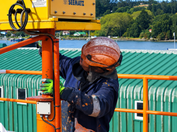 Astillero de Puerto Montt recupera pontones salmoneros y extiende su vida útil por otros 20 años