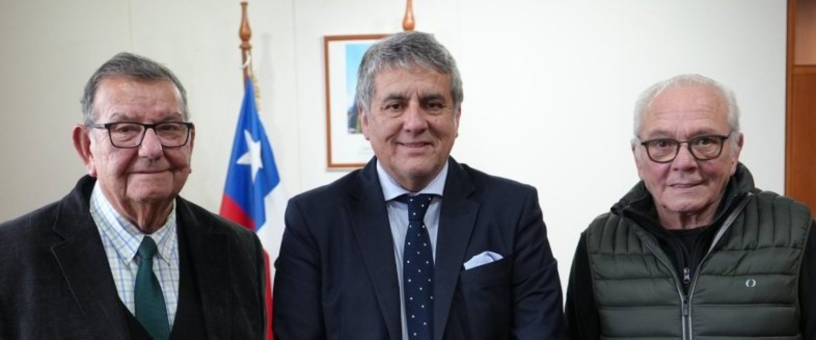 Gobernador Santana reúne a los exintendentes Quinteros y Brahm para abordar los desafíos de la Región de Los Lagos