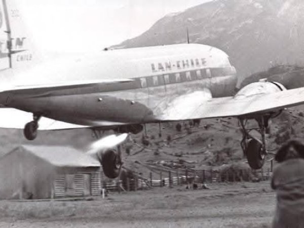 El avión con “cohetes” que conectaba la Región de Los Lagos y Aysén en 1966: conoce la historia del DC-3