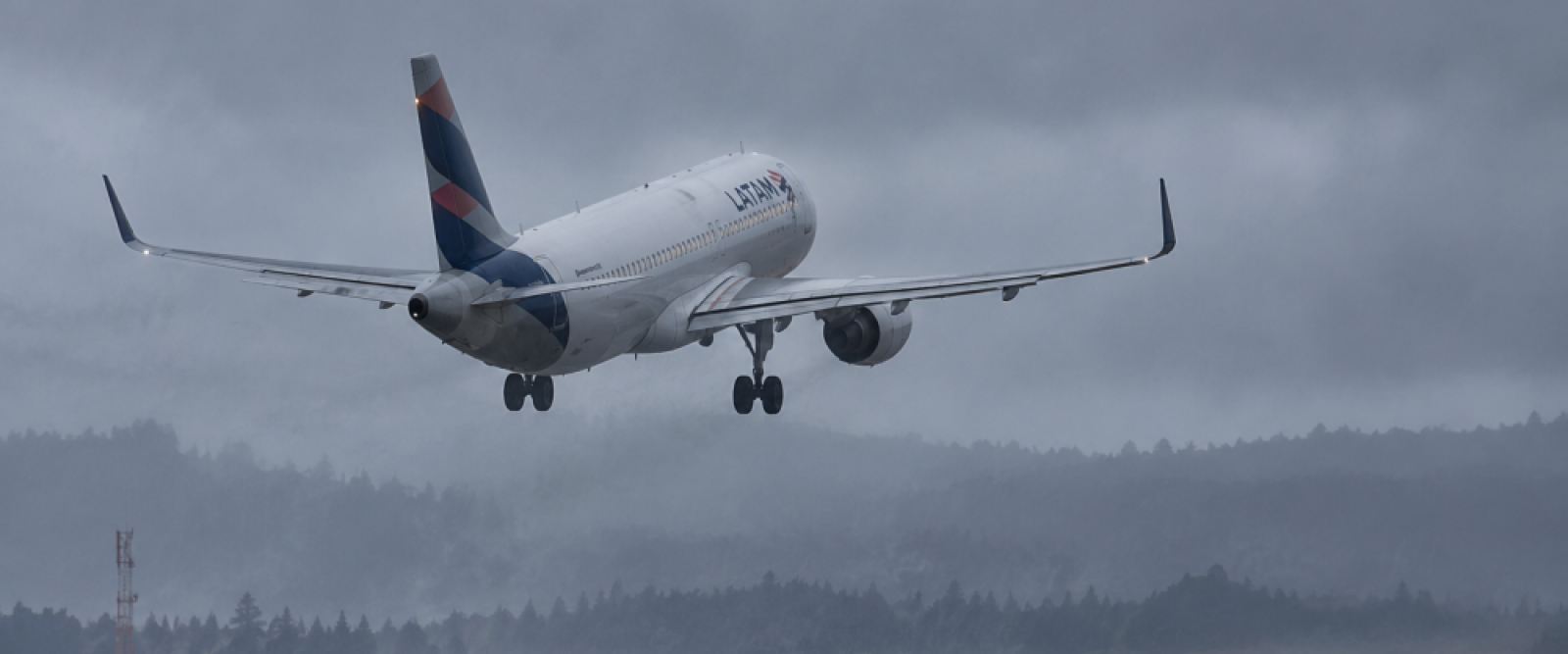 Tercer intento fue el definitivo: vuelo LATAM abortó dos aterrizajes antes de tocar pista en Puerto Montt