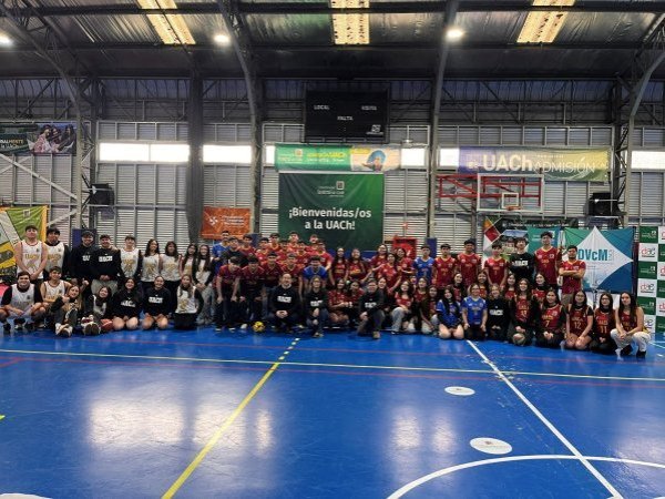 UACh Puerto Montt entrega nueva indumentaria a 152 estudiantes de sus selecciones deportivas