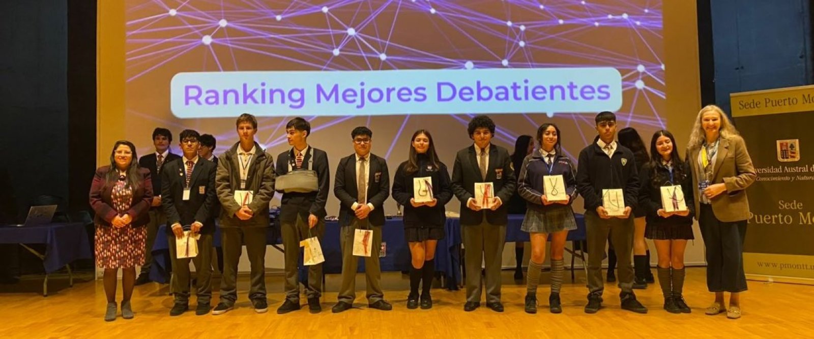 Colegio San Francisco Javier gana torneo de debate que reunió a más de 30 equipos en Puerto Montt
