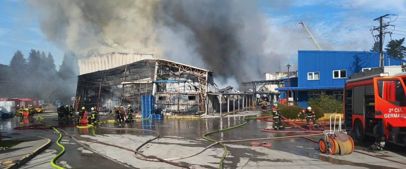Incendio en Gelymar: emergencia fue controlada y trabajos continuaron durante la madrugada en Calbuco