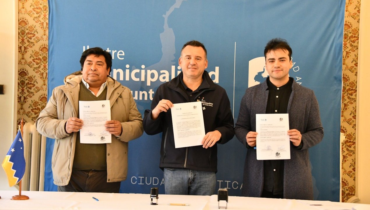 /municipio-de-punta-arenas-y-corporacion-de-chiloe-firman-convenio-cultural