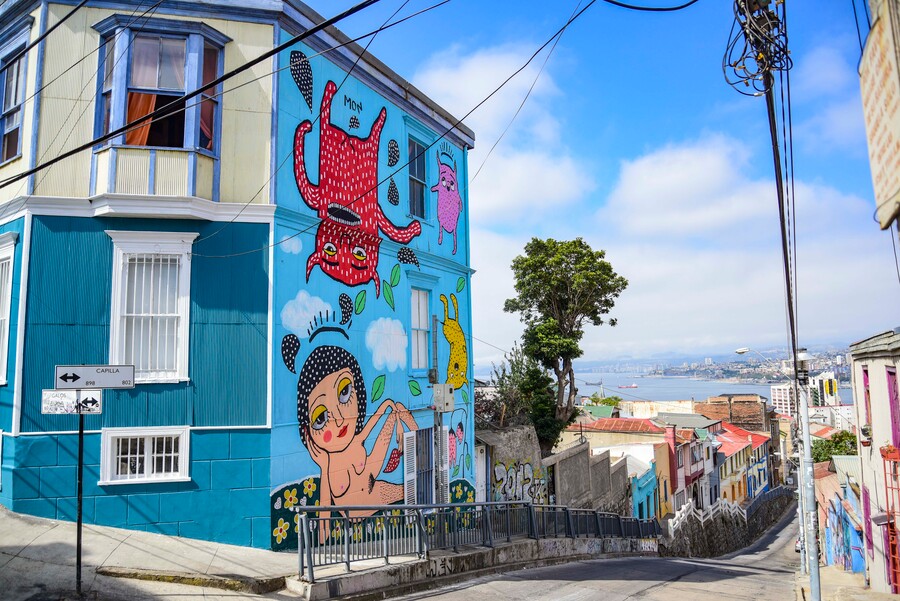 /mon-laferte-podria-ser-multada-por-su-mural-en-cerro-alegre-de-valparaiso
