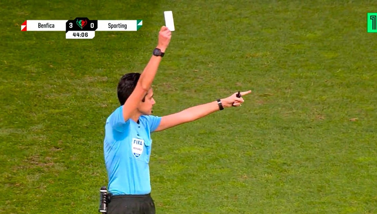 /arbitra-muestra-tarjeta-blanca-por-primera-vez-en-la-historia-del-futbol-que-significa