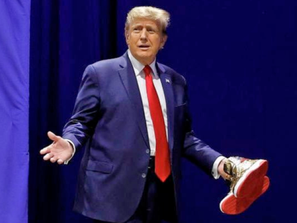 Donald Trump lanza línea de zapatillas doradas con sentido 