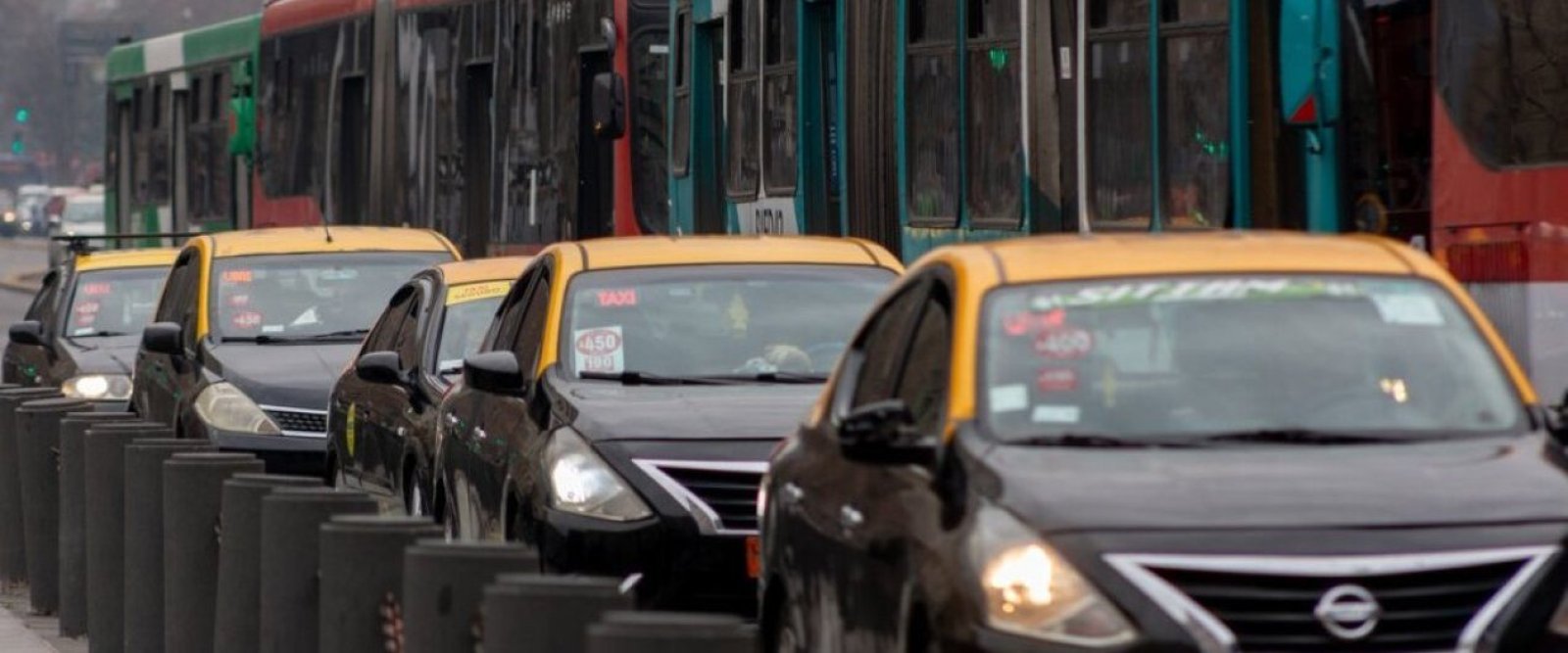 Reino Unido alerta a turistas sobre posibles estafas de falsos taxistas en Chile