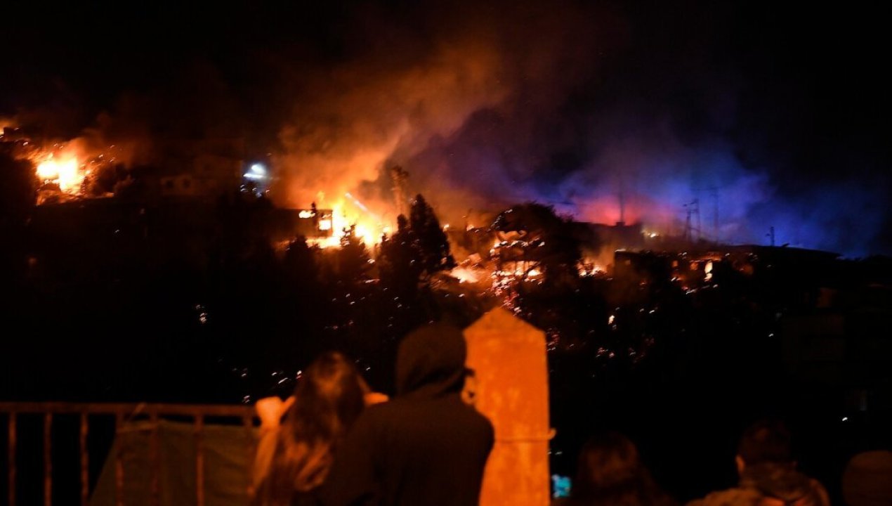 /regionales/region-de-valparaiso/decenas-de-casas-afectadas-por-incendio-en-cerro-cordillera-de-valparaiso