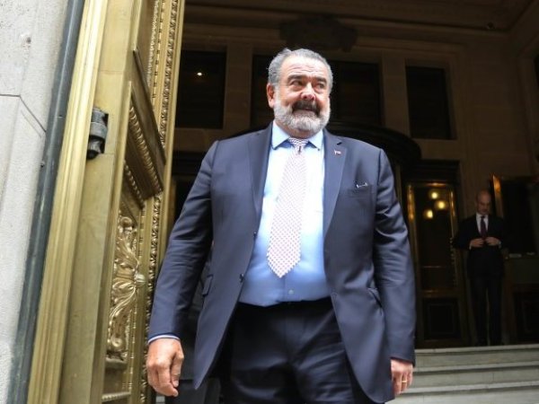 El nuevo look de Luksic que se robó la atención durante su voto en Aysén