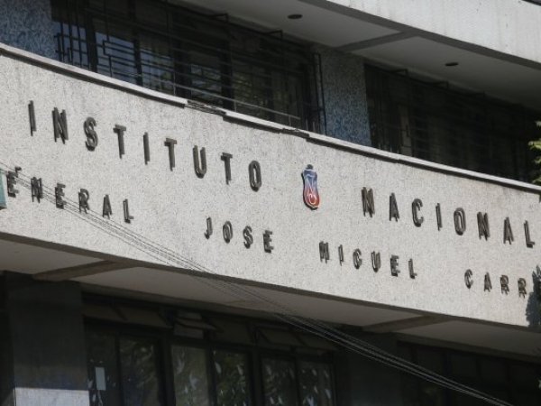 Violentos incidentes en el Instituto Nacional dejan profesoras agredidas y rociadas con bencina