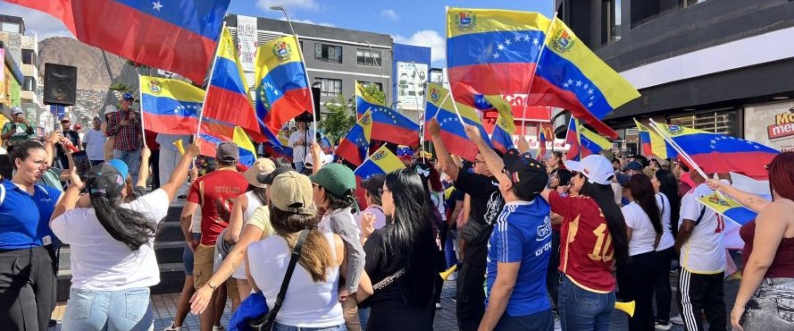 Venezolanos en Chile reaccionan a captura de Maduro y protagonizan movilizaciones